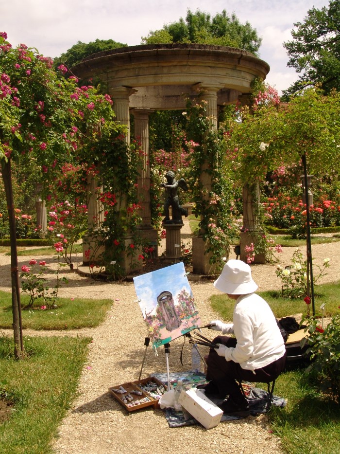 Artiste en train de peindre à la Roseraie du Val-de-Marne