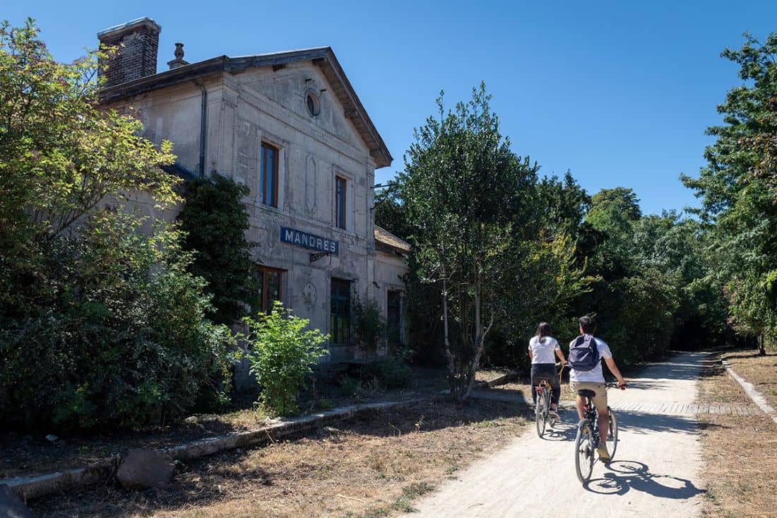 Deux personnes sur leur vélo parcourent la voie verte La Végétale